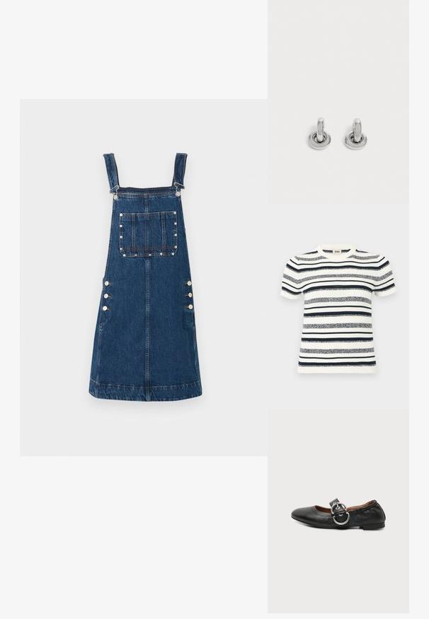 Strikket top med korte ærmer og vandrette marineblå og hvide striber. Rund halsudskæring og ribstrikket struktur med en tætsiddende silhuet.; Denim overallkjole i mørkeblå, med justerbare stropper, lommer foran og sideknapper til fastgørelse. Glat tekstur og afslappet design.; Sort læder flad sko med rundet tå og stor sølv dobbelt-ring spænde rem over toppen.; Par små, skinnende sølv hoops med rund base, vist på en ensfarvet lys baggrund.