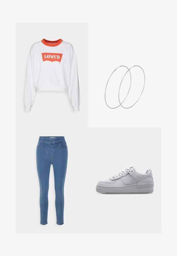 Valkoinen huppari, jossa on punainen pyöreä kaulus ja suuri punainen Levi's-logo edessä. Hupparissa on rento malli ja ribatut hihansuut.; Sinivärvilised denim-jeggingsid, millel on sile tekstuur, kõrge vöökoht, viie tasku disain ja kitsenevad sääred. Tavaline pikkus ja lihtne serv.; Harmaa Nike Air Force 1 -lenkkari, jossa on reikänenä, sileä nahkapäällinen, paksu pohja ja kohokuvioitu 'AIR'-yksityiskohta kantapäässä.; Hopehope hopeilla, joissa on minimalistinen muotoilu. Pyöreä muoto, sileä pinta ja ohut profiili. Kevyet ja kiillotetut.