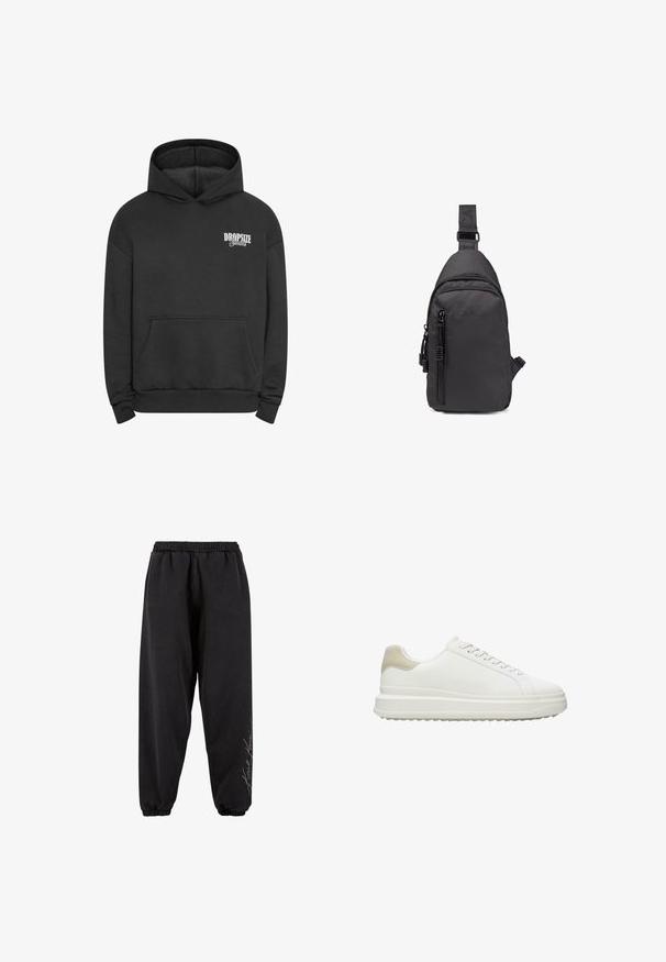 Zwarte hoodie gemaakt van een katoenmix, met een voorzak, geribde boorden en een wit logo op de linkerkant van de borst. Klassiek pulloverontwerp.; Zwarte sweatpants van zacht materiaal met een elastische tailleband. Tapered enkels en bedrukte tekstdetails aan één zijde. Casual, relaxte pasvorm.; Witte sneakers van glad leer met een gestructureerde beige hielaccent, voorzien van ronde veters, een laag profiel ontwerp en een rubberen buitenzool.; Zwarte schouderrugzak van nylon, met een voorzak met ritssluiting, verstelbare schouderband, een gladde textuur en een reliëflogo aan de voorkant.