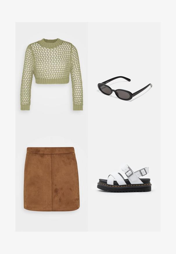 Cotton On OPEN CROP - Striktrøje - cool khaki; Brun ruskinds mini-skirt med en glat tekstur, lige snit og en sømløs talje, der har et minimalistisk design uden mønstre eller udsmykninger.; Hvide lædersandaler med justerbare spænder, lagdelt sort platformssål og orange syning langs kanten.; Even&Odd Solbriller - black