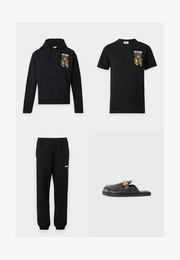 Sudadera negra con capucha, bolsillo delantero y cordones, con un osito sosteniendo una cinta métrica amarilla y el texto "Moschino" en el pecho.; Camiseta negra de manga corta Moschino con gráfico pequeño de osito de peluche y nombre de la marca en la parte superior izquierda del pecho.; Pantalones deportivos negros con cinturilla y puños elásticos, con un pequeño logo blanco de "Moschino" en la parte superior del muslo izquierdo.; Mule de cuero negro sin tacón con un detalle decorativo de cinta dorada y una suela de goma texturizada y baja sobre un fondo liso.