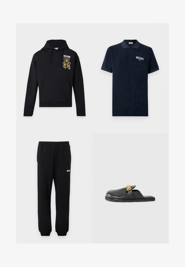 Schwarzer Hoodie mit Fronttasche und Kordeln, mit einem Teddybär, der ein gelbes Maßband hält, und dem Text "Moschino" auf der Brust.; Dunkelblaues Polohemd mit kurzen Ärmeln, drei schwarzen Knöpfen und weißem "Moschino Swim"-Logo auf der linken Brust.; Schwarze Jogginghose mit elastischem Bund und Bündchen, mit kleinem weißem "Moschino"-Logo auf dem oberen linken Oberschenkel.; Schwarze Leder-Mules zum Hineinschlüpfen mit einem goldfarbenen, dekorativen Riemen und einer niedrigen, strukturierten Gummisohle auf einem einfarbigen Hintergrund.