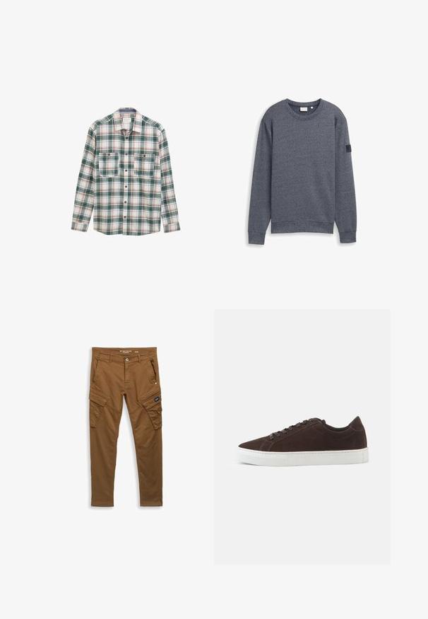 Grå langærmet sweatshirt lavet af tekstureret stof med rund hals og ribbede manchetter. Har et minimalistisk design uden udsmykninger.; Langærmet skjorte med knapper i grøn, hvid og rød plaidmønster, to knaplukket brystlommer foran og klassisk krave.; Brune lige cargo bukser med frontknap, bælte-loops, sidelommer og baglommer samt klaplukninger på lommen på låret.; Mørkebrune ruskind lave sneakers med matchende snørebånd og tyk hvid gummisål, vist fra siden på en ensfarvet baggrund.