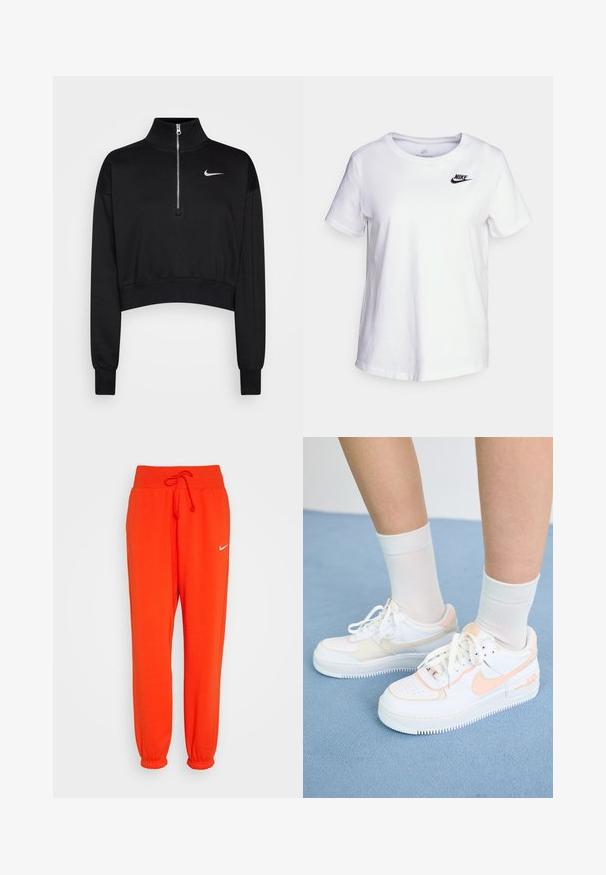 Sort cropped sweatshirt med høje krave, halv lynlås, ribbede manchetter og et lille hvidt Nike-logo på venstre bryst. Blød stoftekstur.; Hvid bomulds t-shirt med rund halsudskæring og korte ærmer. Har et sort Nike-logo i det øverste venstre brystområde.; Nike Sportswear W PHNX FLC HR OS - Træningsbukser - picante red/sail; Hvide sneakers med ferskenfarvede detaljer, glat læderoverdel, perforeret tå, struktureret sål og snørebånd. Båret med hvide ankelstrømper på en blå overflade.