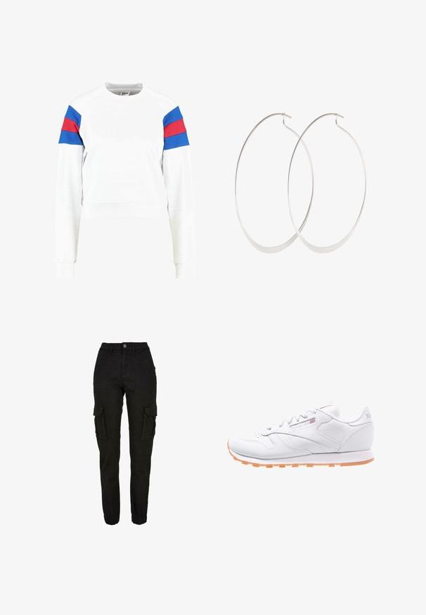 Weißer, verkürzter Sweatshirt mit langen Ärmeln, ausgestattet mit blauen und roten horizontalen Streifen an den Schultern, aus weichem Stoff mit gerippten Bündchen.; Schwarze Cargohose mit hoher Taille, seitlichen Klapptaschen, Vordertaschen, Gürtelschlaufen, Knopfverschluss und elastischen Bündchen.; Weiße Leder-Laufschuhe mit strukturierter Oberfläche, gummierter oranger Laufsohle und Reebok-Logo an der Seite und auf der Zunge. Standard Schnürverschluss.; Silberne Creolen mit einem dünnen, glatten Design; länglich-ovale Form; polierte Oberfläche; ausgestattet mit einem sicheren Hakenverschluss.