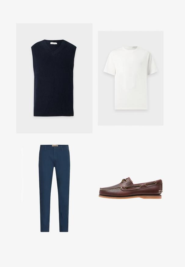 Chaleco de punto sin mangas azul marino con escote en V y dobladillo acanalado, mostrado sobre un fondo liso y claro.; Camiseta blanca lisa de manga corta y cuello redondo mostrada sobre un fondo gris claro.; Pantalones de hombre con corte ajustado en azul marino, con pasadores para cinturón, cierre frontal de botón y bolsillos laterales, presentados sobre un fondo blanco.; Zapato náutico de cuero marrón con costuras blancas, detalles de cordones y suela de goma color coñac, mostrado de lado sobre un fondo blanco.