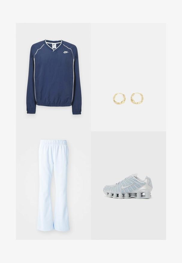 Sügavsinisest Nike pikakäeline pullover V-kaelusega, valgete õmblusteta triipudega ja elastsete mansettide ning äärega. Vasakul rinnal on logo.; Heledad sinine spordipüksid, millel on laienev allserv, elastne vöökoht ja küljetaskud. Valmistatud siledast, kergest kangast.; Helehall spordijalats koos segmenteeritud polsterdatud tallaga ja võrgust pealtosaga, mille küljel on Swoosh-logo.; Kuldsed rõngakujulised kõrvarõngad, millel on tekstuuriga ebaühtlane pind. Omavad kergesti kantavat disaini ja ringikujulist vormi, sobivad igapäevaseks kandmiseks.