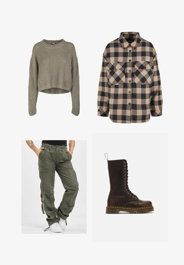 Olivengrøn, kort striktrøje med et tekstureret mønster, rund hals og lange ærmer. Tykt ribkant ved kanten og ærmerne.; Rutet flannel skjorte i beige og mørkegrå. Har en knap-ned front, to brystlommer og en nedfoldet krave. Løs pasform.; Olivengrønne cargo-bukser med flere lommer, snøre i taljen og afslappet pasform. Stoffet har en blød tekstur og en robust, holdbar fremtoning.; Høj mørkebrun læder snørestøvle med gule syninger, tyk rillede sål og trækstrop bagpå.