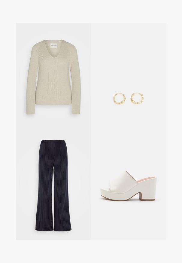 Beige strikket sweater med V-udskæring, lange ærmer og en afslappet pasform, der har et tekstureret stof og subtile ribbede detaljer.; Marineblå vide bukser med lodrette hvide striber, elastisk talje og blød stofstruktur, som giver en afslappet pasform.; Hvide platformmules med en glat overflade, åben tå-design og en kraftig hæl. Har en subtil overfladiskøm og en kontrastfarvet sål.; Guld hoops øreringe med en tekstureret, ujævn overflade. Har et let design og cirkulær form, egnet til hverdagsbrug.