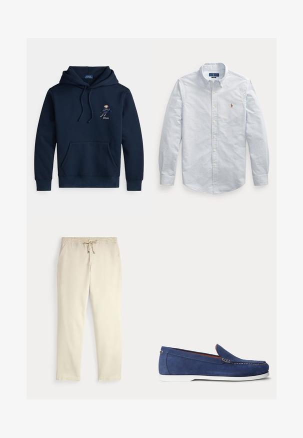 Marineblauer Kapuzenpullover mit Fronttasche, Kordelzügen und kleinem, gesticktem Skifahrer-Motiv sowie "POLO"-Schriftzug auf der Brust.; Langärmliges, knöpfbares Hemd mit dünnen blauen und weißen vertikalen Streifen und kleinem gesticktem Logo auf der Brust.; Beige legere Hosen mit elastischem Bund und Kordelzug, gerade Hosenbeine und seitlichen Taschen vor einem einfarbigen Hintergrund.; Blauer Wildleder-Slipper mit weißer Sohle und beiger Naht am oberen Rand, dargestellt vor einem schlichten weißen Hintergrund.