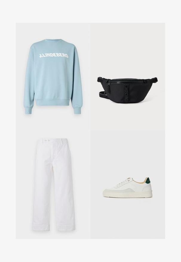 Hellblauer Pullover aus weichem Stoff, mit einem weißen Logodruck auf der Vorderseite, rundem Ausschnitt sowie gerippten Bündchen und Saum.; Weiße Baumwoll-Hosen mit weitem Bein und hohem Bund, mit einem Knopfverschluss und umgeschlagenen Säumen. Glatte Textur und klassisches Design.; Weiße Sneaker mit Wildlederelementen, runder Zehenpartie, flachen Schnürsenkeln und einer cremefarbenen Gummisohle. Mit grünen Markenlogo am Fersenbereich.; Schwarze Moschino Bauchtasche mit Frontreißverschluss und verstellbarem Riemen auf einfachem hellem Hintergrund.