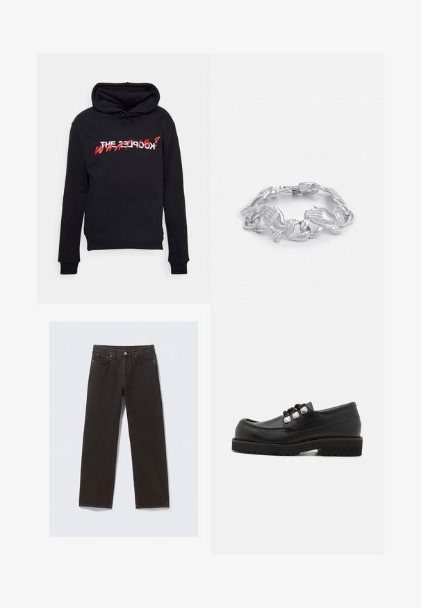 Sort hættepullover med en frontlomme, snoretræk i hætten og grafisk tekst i hvid og rød, der står "THE 2COPES? WHAT IS?". Blødt bomuldsblandingsmateriale.; Svarte denimjeans med straight-leg design, fem lommer og kobberfarvet syning. Glat tekstur, klassisk knaplukning i taljen.; Sorte læder loafers med rund tå, der har tre metalliske detaljer og en tekstureret sål for godt greb. Glat overdel og syet detalje.; Sølvarmbånd med sammenkoblede hånddesigns, der har detaljeret udsmykning og en poleret overflade, hvilket fremhæver en unik kæ structures.