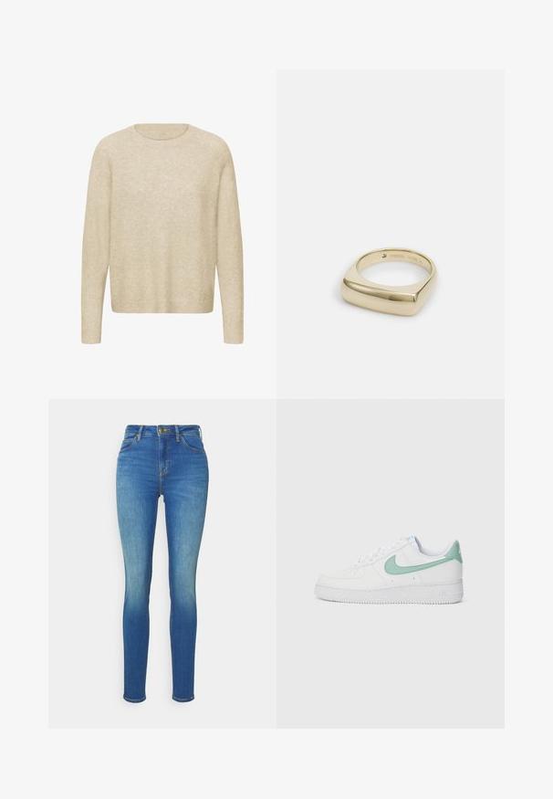 Beige Pullover aus einem weichen, strukturierten Strickstoff. Er hat einen runden Halsausschnitt und lange, leicht taillierte Ärmel für eine lockere Passform.; Blaue Skinny-Jeans mit hoher Taille, Fronttaschen und leichtem Verblassen an Oberschenkeln und Knien.; Weiße Leder-Sneaker mit einem mintgrünen Nike-Swoosh und Ferseneinsatz, strukturiertem Außensohlen und klassischem Schnürdesign.; Goldfarbener Edelstahlring mit quadratischem Oberteil und abgerundeten Kanten; polierte Oberfläche mit einer Gravur im inneren Ring.