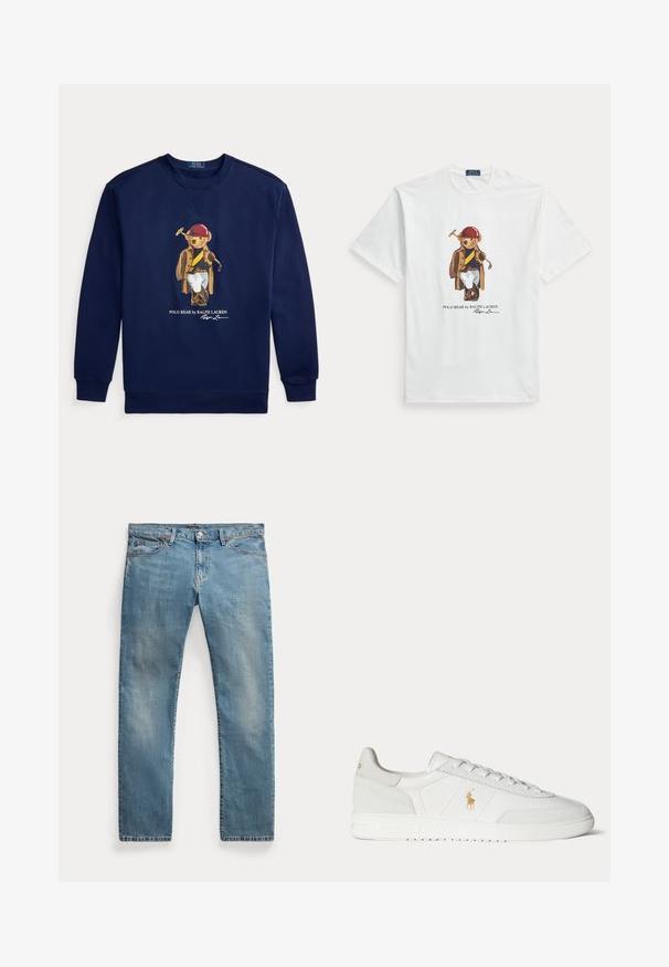 Marineblå sweatshirt med en grafik af en bjørn iført polo-udstyr, der holder en mallet, samt teksten 'Polo Bear by Ralph Lauren'.; Hvid T-shirt med korte ærmer med en bjørn, der bærer en rød hjelm, brun jakke, hvide bukser og holder en polokølle.; Lyseblå straight-leg denim jeans med forlommer, bæltestropper, knaplukning og let falmede detaljer.; Hvid lavtop sneaker med snøredesign, guldfarvet Polo Ralph Lauren-logo på siden og tekstureret sål på en ensfarvet baggrund.