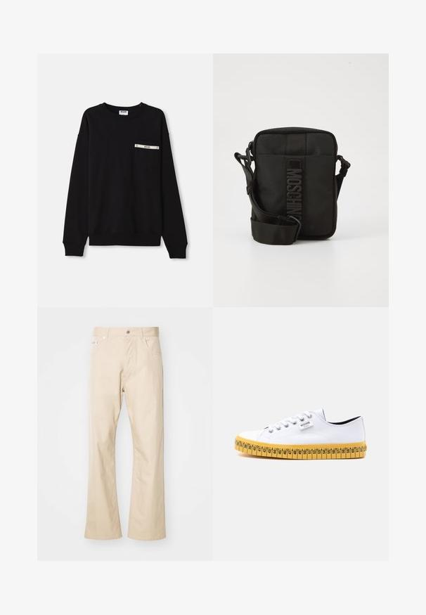 Schwarzes Sweatshirt mit langen Ärmeln, gerippten Bündchen, einem runden Halsausschnitt und einer Fronttasche mit silbernem Akzent und Logodetail.; Beige Hose aus Baumwolle mit geradem Bein, zwei vorderen Taschen, Gürtelschlaufen und einem Metallknopfverschluss.; Weißer Canvas-Sneaker in niedriger Ausführung mit weißen Schnürsenkeln und einer gelben Sohle, die wie ein Maßband mit Größenmarkierungen gestaltet ist.; Kompakte schwarze Umhängetasche mit verstellbarem Tragegurt und vertikalem MOSCHINO-Logo auf dem mittleren Frontpanel vor weißem Hintergrund.