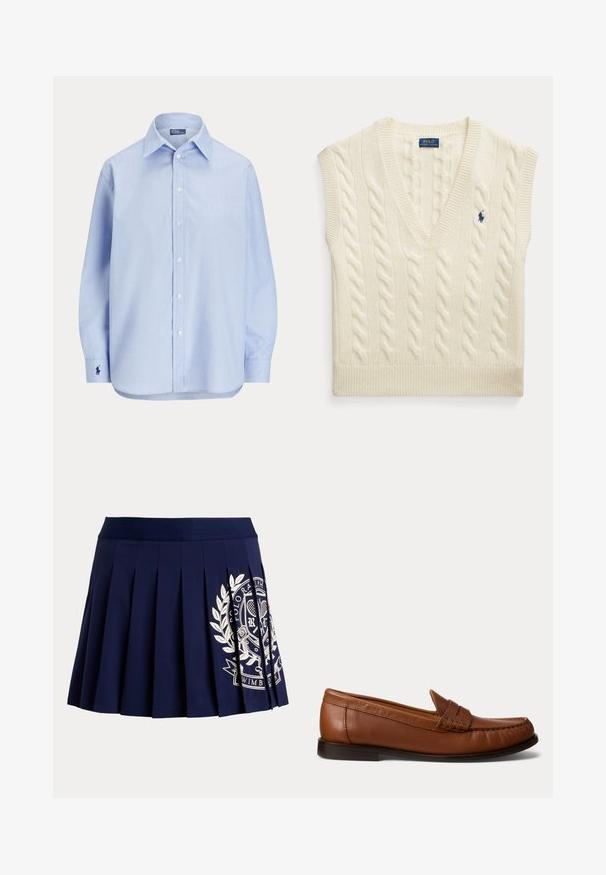 Krémová bezrukávová sveterová vesta s vrkočovým vzorom, výstrihom do V a malým tmavomodrým logom Polo Ralph Lauren na hrudi.; Svetlomodrá košeľa s dlhým rukávom na gombíky, so špicatým golierom a malým vyšívaným logom na ľavom manžete.; Tmavomodrá plisovaná sukňa so širokým pásom a bielym tenisovým erbom na spodnej pravej strane.; Hnedý kožený mokasín s nízkym čiernym opätkom, šitím moc toe a dekoratívnym pásikom na vrchu, zobrazený na bielom pozadí.