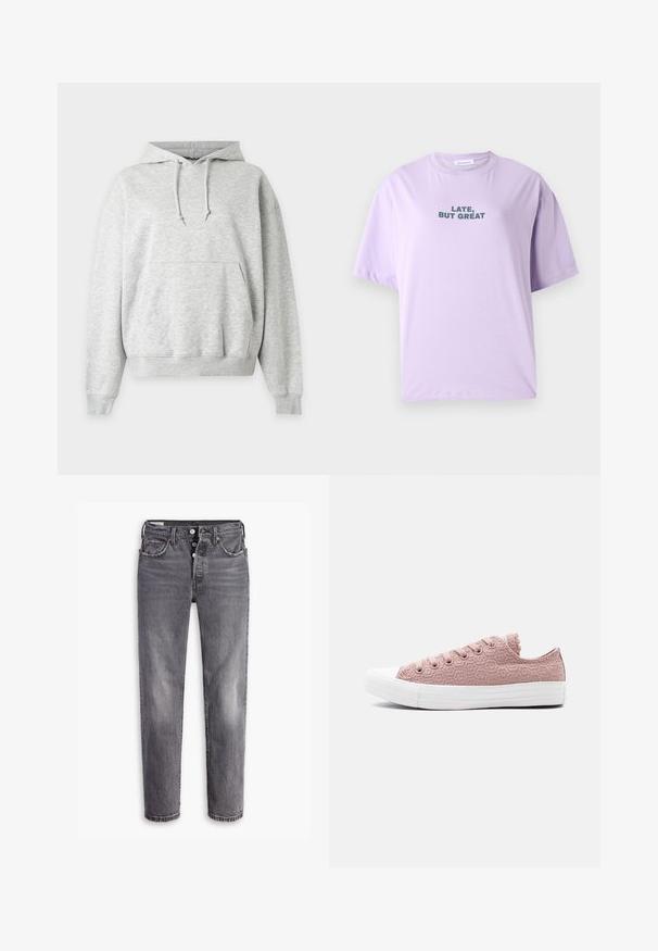 Sweat à capuche gris clair avec poche kangourou, capuche à cordon réglable et poignets et ourlet côtelés.; T-shirt violet clair à manches courtes avec texte vert foncé « LATE, BUT GREAT » imprimé au centre devant.; Jean en denim gris avec une taille haute. Caractéristiques : cinq poches, fermeture à bouton et zip, et texture légèrement décolorée avec des coutures contrastantes.; Baskets basses rose poussière avec tissu texturé floral, fermeture à lacets, semelle en caoutchouc blanche et bout renforcé.
