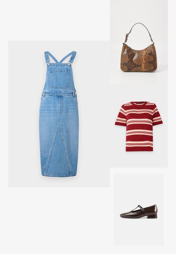 Rood gestreepte korte mouwen trui met crème horizontale strepen en een klein embleem nabij de borst. Ribgebreide ronde halslijn en mouwen.; Lichtblauwe denim tuinbroekjurk met verstelbare schouderbanden, een voorzak, een rechte rok met een subtiele split en een gladde textuur.; Bruine lakleren Mary Jane-schoenen met een afgeronde neus, een uitgesneden ontwerp en een verstelbare riem. Lage blokhak.; Kleine handtas met een bruin en zwart slangenprintpatroon, korte verstelbare schouderriem en ritssluiting.