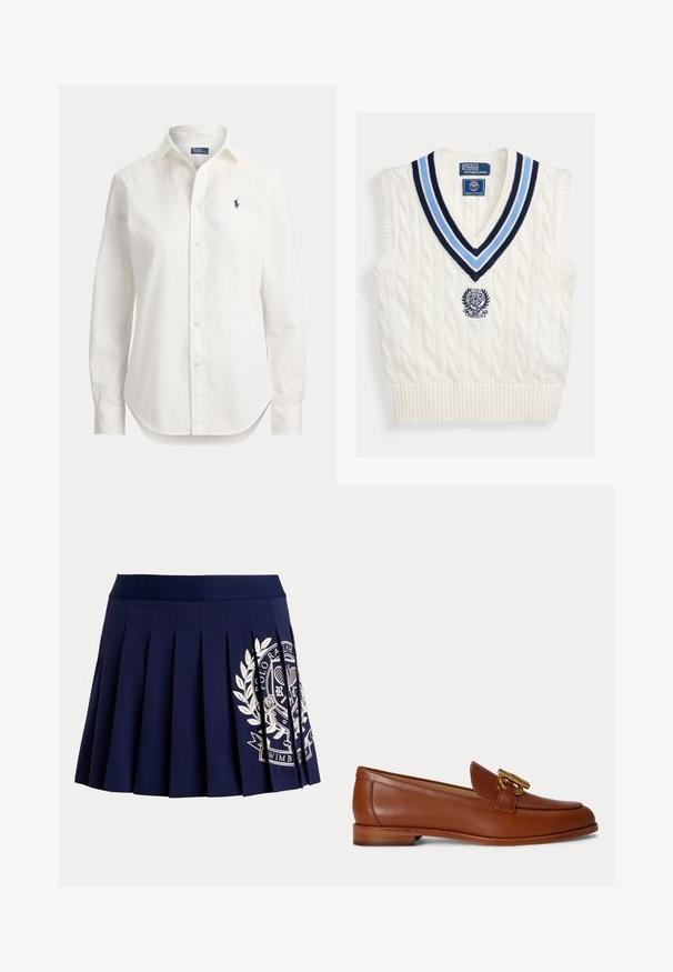 Hvid kabelstrikket ærmeløs sweatervest med blåstribet V-hals og Polo Ralph Lauren Wimbledon-logo på brystet.; Hvid langærmet skjorte med knapper, krave og lille blåt logo af en polospiller på venstre bryst.; Marineblå plisseret nederdel med bred linning og hvid tennisinspireret logo på nederste højre side.; Brun læder loafer med lav stakket hæl og guldfarvet metal spænde på toppen, vist i sideprofil på en ensfarvet baggrund.