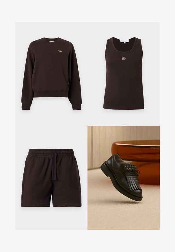 Sweat-shirt marron foncé à manches longues avec col rond, poignets et ourlet côtelés, et un petit logo animalier brodé sur la poitrine gauche.; Débardeur sans manches à côtes de couleur marron foncé avec un petit logo de renard blanc centré sous l'encolure, étiquette de taille visible à l'intérieur du col.; Shorts à taille élastique noire avec cordon de serrage, devant plat et poches latérales, présentés sur un fond clair uni.; Chaussure en cuir noire à lacets avec franges décoratives et clous métalliques posée sur un tapis beige près d'un meuble marron.