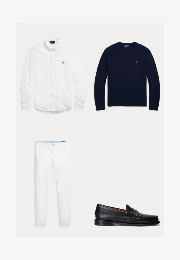 Marineblå langærmet crewneck-sweater med ribstrikkede manchetter og kant, med en lille broderet Polo Ralph Lauren-logo på brystet.; Hvid skjorte med lange ærmer med knapper, knaplukket krave og lille mørkt Polo Ralph Lauren-logo på venstre bryst.; Hvide bomuldschinos med slank pasform, med en enkelt guldknaplukning og lyseblåt inderliv. Glat tekstur uden mønstre.; Sort læderloafer med lav hæl og pennyremdetalje, vist fra siden på en lysegrå baggrund.