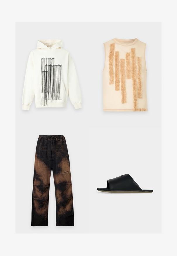 Sweat à capuche crème avec des franges noires suspendues à un texte en écriture cursive disant « Que la paix soit sur toi pour ce que tu as patiemment enduré. »; Haut beige sans manches avec un col rond, présentant des rayures verticales en franges texturées dans une teinte légèrement plus foncée à l'avant.; Pantalon ample tie-dye noir et marron avec taille élastique et cordon, avec une texture gaufrée et jambes larges et droites.; Sandale noire en cuir à bout ouvert avec une large bride et une semelle beige plate, vue de profil sur un fond gris clair.