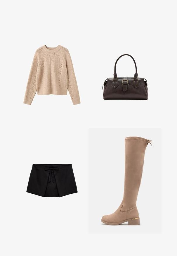 Pull en maille torsadée beige, avec un col rond, des manches raglan et un ourlet côtelé. Des motifs de tricot ajouré créent une texture tout au long du vêtement.; Mini-jupe noire style enveloppant avec un détail de plis à l'avant et un petit nœud lié à la taille.; Bottes en daim beige, montant jusqu'aux genoux, avec un bout arrondi, un talon carré et une discrète touche dorée sur le talon. Texture lisse avec un design ajusté.; Sac à main en cuir marron foncé avec deux poignées, une sangle centrale à boucle et des détails en métal doré.