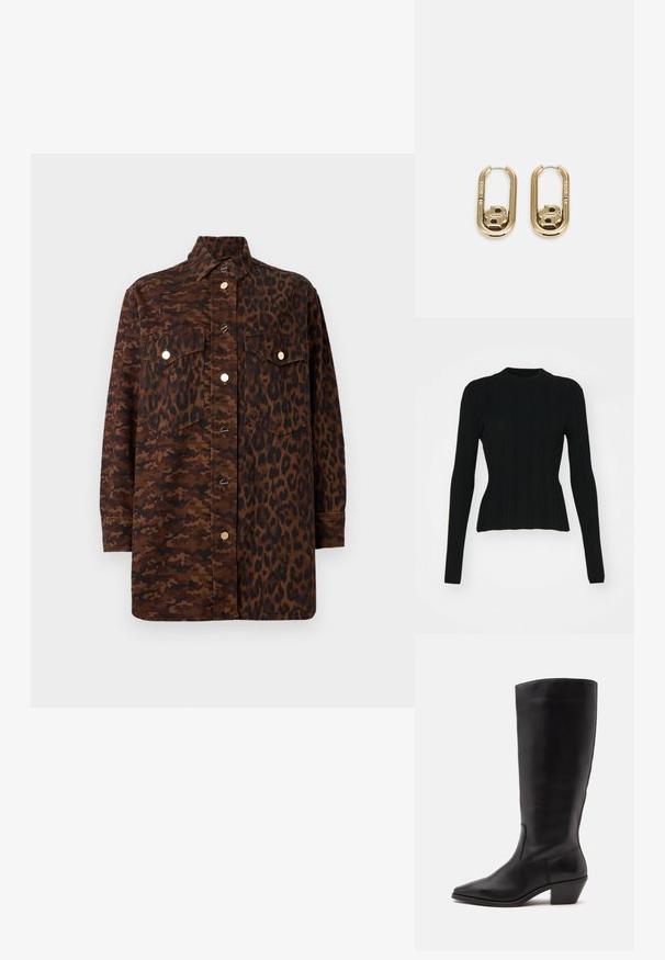 Pull noir à manches longues côtelé avec un col montant et une silhouette ajustée. Le matériau semble élastique avec des lignes verticales. Coupe plus courte au niveau de l'ourlet.; Chemise à manches longues boutonnée avec motifs mixtes camouflage marron et léopard, avec poches avant à rabat et boutons dorés.; Botte en cuir noire mi-mollet avec un bout pointu et un talon bas incliné sur un fond clair uni.; BOSS DOUBLE B SWING - Boucles d'oreilles - gold-coloured