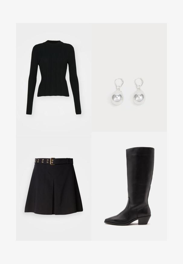 Schwarzer gerippter Pullover mit langen Ärmeln, hohem Kragen und taillierter Silhouette. Das Material scheint dehnbar und hat vertikale Streifen. Kürzere Schnittführung am Saum.; Schwarzer plissierter Rock mit einem breiten Gürtel, der goldene Metallbeschläge und Ösen-Details aufweist, aus glattem Stoff gefertigt und für eine taillierte Passform konzipiert.; Schwarzer Lederstiefel bis zur Wade mit spitzer Spitze und niedrigem schrägem Absatz vor einfachem hellem Hintergrund.; Silberne Tropfenohrringe mit glatten, runden, reflektierenden Oberflächen, die an Hakenverschlüssen hängen. Der Hintergrund ist reinweiß.