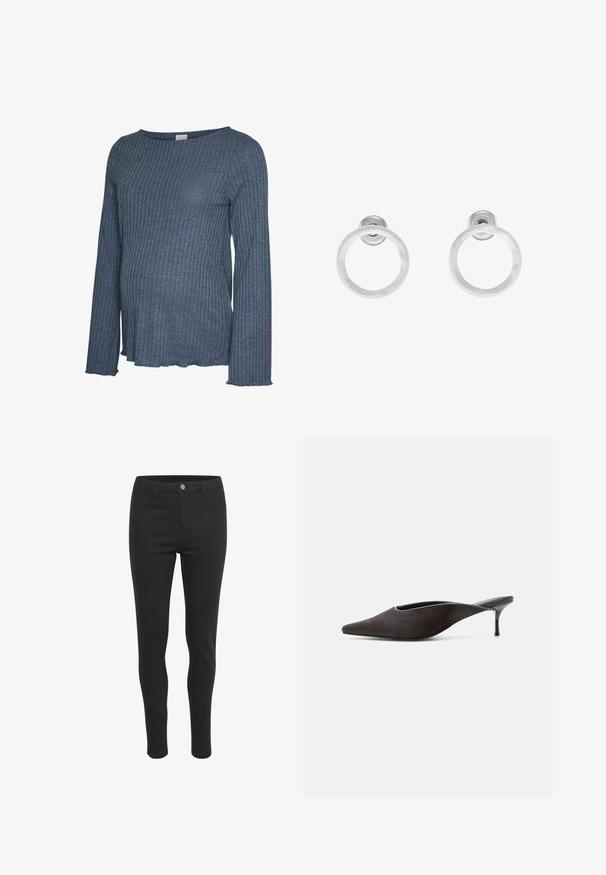 Blauer, gerippter Umstands-Langarmshirt mit Rundhalsausschnitt und leicht ausgestellten Bündchen, entworfen für einen Babybauch.; Schwarze Skinny-Jeans mit glattem Stoffgefühl, ausgestattet mit einem vorderen Knopfverschluss, fünf Taschen und einem eng anliegenden Schnitt.; Schwarzer Mule-Schuh mit spitzer Spitze, niedrigem Stilettoabsatz und glatt-eleganter Oberfläche, seitlich vor weißem Hintergrund gezeigt.; Silberne Metall-Hoops Ohrringe mit gebürsteter Oberfläche, die ein kreisförmiges Design aufweisen und mit einem klaren Steckverschluss für einen sicheren Halt ausgestattet sind.