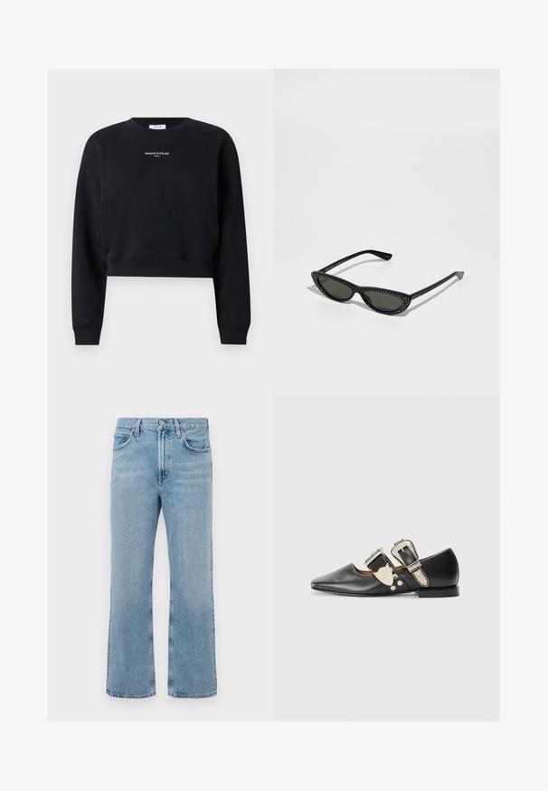 Schwarzes, kurz geschnittenes Sweatshirt mit langen Ärmeln, Rundhalsausschnitt, gerippten Bündchen und Saum sowie weißem "MAISON KITSUNÉ PARIS"-Schriftzug in der Mitte der Brust.; Hellblaue Denim-Jeans mit geradem Bein, hoher Taille, sichtbaren Nähten und einem leichten Verblassungsmuster. Keine Verzierungen oder Metallteile.; Schwarze Lederflachschuhe mit spitzem Zehenbereich, silbernen Schnallenakzenten und dekorativen Nieten. Sie verfügen über einen niedrigen Absatz und eine glatte Textur.; Schwarze Cat-Eye-Sonnenbrillen mit dunklen Gläsern und kleinen silbernen Nieten entlang der Rahmenkanten, auf einer weißen Oberfläche präsentiert.