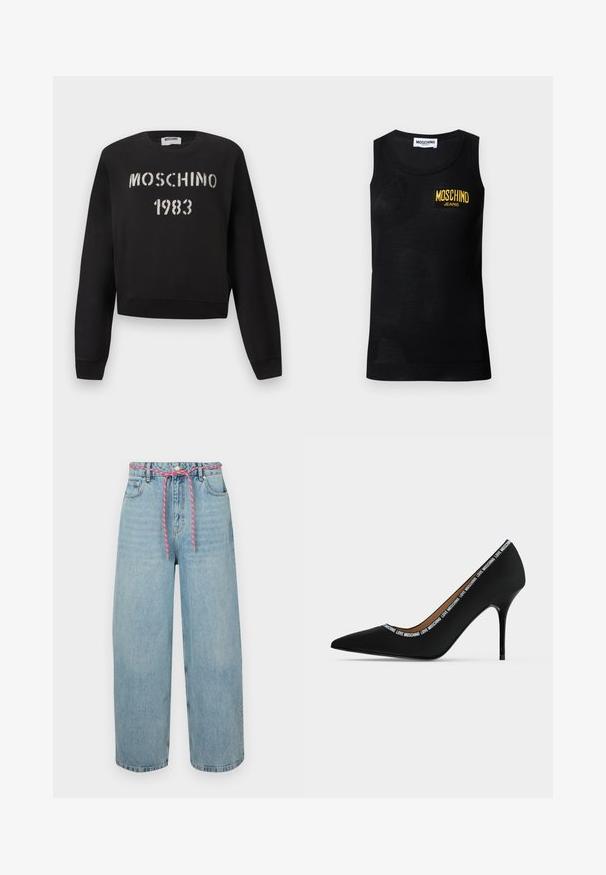 Čierna mikina Moschino s rebrovanými manžetami a lemom, s bielym nápisom „MOSCHINO 1983“ v šablónovom štýle na prednej strane.; Čierny tielkový top bez rukávov s rebrovanými okrajmi a žltým nášivkou s logom "Moschino Jeans" na ľavej strane hrudníka.; Svetlomodré denimové nohavice so širokými nohavicami a vysokým pásom, so šiškou zo starej ružovej šnúrky a piatimi vreckami. Autentická vyblednutá textúra.; Čierna špicatá vysoká topánka s ihličkovým opätkom a textovou lemovkou "LOVE MOSCHINO" pozdĺž okraja otvoru, bočný pohľad na bielom pozadí.