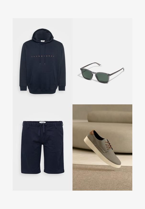 Marineblå hættejakke lavet af blødt stof, med en kengurupocket og hætte med snoretræk. Teksten "JACK & JONES" i orange tværs over brystet.; Marineblå shorts med elastisk talje og justerbar snor, med en afslappet pasform og glat tekstur.; Afslappet grå sneaker med brune snørebånd og hælkappe, hvid sål, svævende over beige tæppe med blød beige sofa i baggrunden.; Polaroid Solbriller - grey