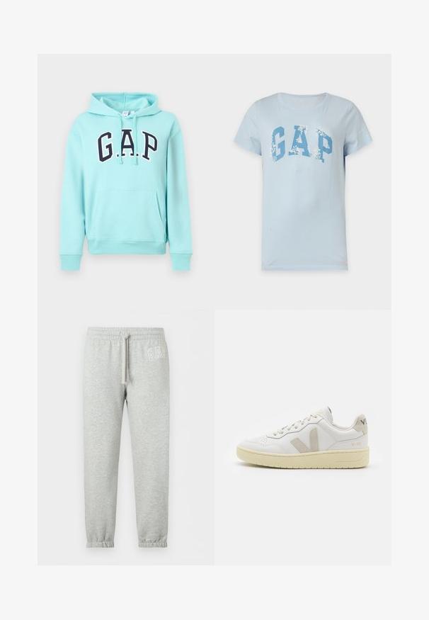 Lyseblå GAP-hoodie med forlommer, snørelukning ved hætten og mørkeblå bogstaver med omrids, der staver GAP på brystet.; Lys blå kortærmet t-shirt med stort blåt GAP-logo og hvide blomstermotiver på bogstaverne, vist på en ensfarvet baggrund.; Lysegrå joggingbukser med elastisk talje, snor, elastiske manchetter og hvidt "GAP"-logo på øverste venstre lår.; Hvide lærreds sneakers med beige ruskindsdetaljer, perforeret tåboks, flade snørebånd og en struktureret cremefarvet sål. Har diskret branding på hælen.