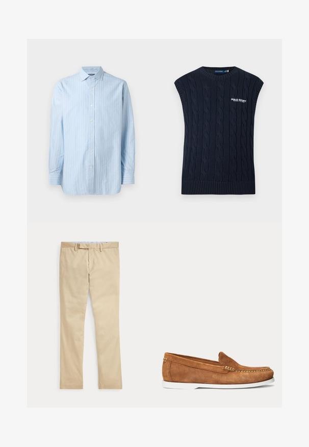 Marineblå kabelstrikket ærmeløs sweatervest med rund hals, ribkant og hvid Polo Sport Ralph Lauren-logo på brystet.; Lyseblå langærmet skjorte med hvide lodrette striber, knapkrave og knaplukninger foran. Tekstureret bomuldsstof.; Beige bukser med lige ben, bæltestropper og frontlynlås, lagt fladt mod en hvid baggrund.; Brun ruskindslipper med hvid sål og beige syninger langs tåen og øverste kant vist i sideprofil på ensartet baggrund.