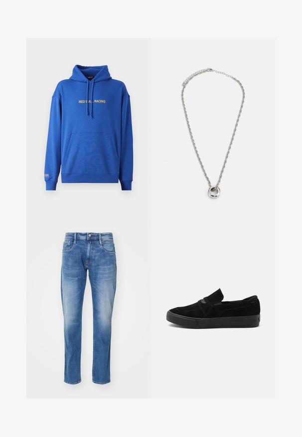 Hoodie bleu avec une poche kangourou sur le devant, capuche réglable avec cordon, et le texte "RED BULL RACING" en jaune sur la poitrine. Tissu doux.; Jean en denim bleu clair avec une coupe droite, design à cinq poches, décoloration subtile et taille standard avec fermeture à bouton.; Baskets slip-on en daim noir avec semelle épaisse et panneaux latéraux élastiques, vues de profil sur fond blanc uni.; Collier en métal ton argent avec un design de chaîne tordue et un pendentif circulaire à la finition polie.