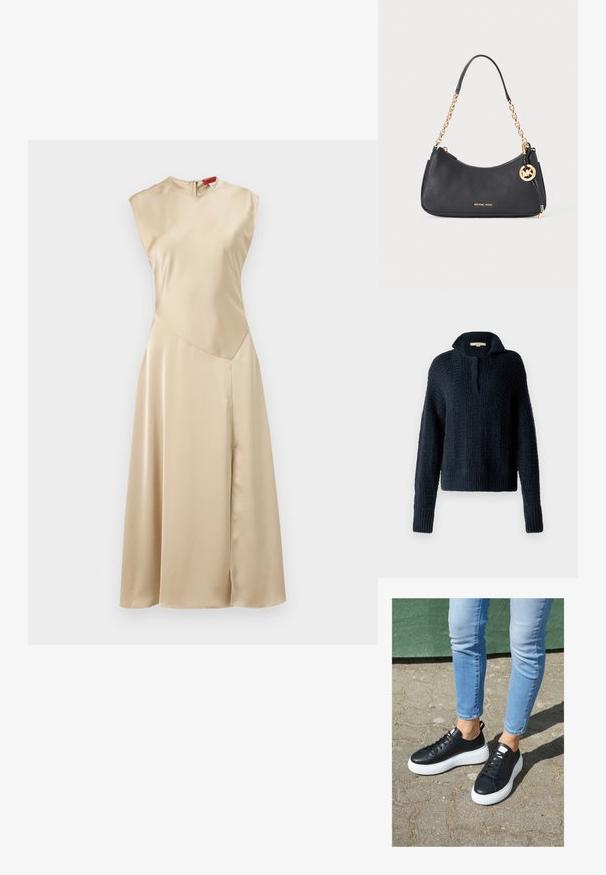 Marineblå strikket sweater med høj krave, prydet med teksturerede lodrette striber samt ribbede manchetter og kant. Blød, kraftig garnkomposition.; MAX&Co. LEGUME - Hverdagskjole - ecru; Sorte lædersneakers med hvide gummisåler, der har en glat overflade, rund tå og flade snørebånd. Båret med lyseblå jeans.; Sort struktureret læder skuldertaske fra Michael Kors med guldkæde håndtag og MK logo charme hængende på den ene side.