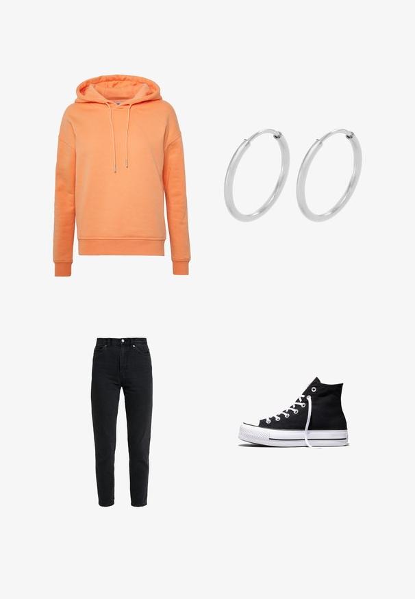 Oranger Kapuzenpullover aus weichem Material, mit Kängurutasche, Kordelzugkapuze sowie gerippten Bündchen und Saum.; Schwarze Jeans mit hoher Taille, vorderem Knopf und Reißverschluss, zwei vorderen Taschen und einem verjüngten Bein auf weißem Hintergrund.; Schwarzer High-Top-Canvas-Sneaker mit weißer Gummisohle und weißen Schnürsenkeln, seitlich dargestellt vor weißem Hintergrund.; Silberne Creolen, kreisförmig, mit glatter, glänzender Oberfläche und gleichbleibender Breite. Minimalistisches Design ohne zusätzliche Akzente.