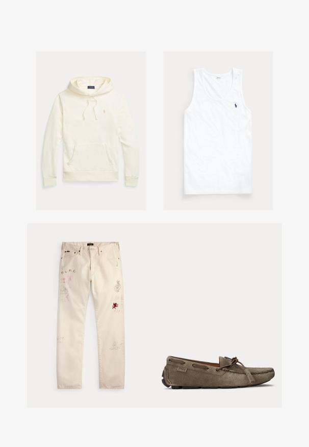 Langærmet hættetrøje i cremefarve med frontlomme, snøretrækshætte og lille broderet Polo Ralph Lauren-logo på brystet.; Hvid ærmeløs tanktop med rund halsudskæring og lille mørkeblå Polo Ralph Lauren hestelogo på venstre bryst.; Beige bukser med forlommer og bæltestropper med falmede røde og sorte grafiske prints og tekstdesign på begge ben.; Lysebrun ruskindsslipper med snøre- og duskedetalje, syet moc-tå og gummiydersål, sidevisning.
