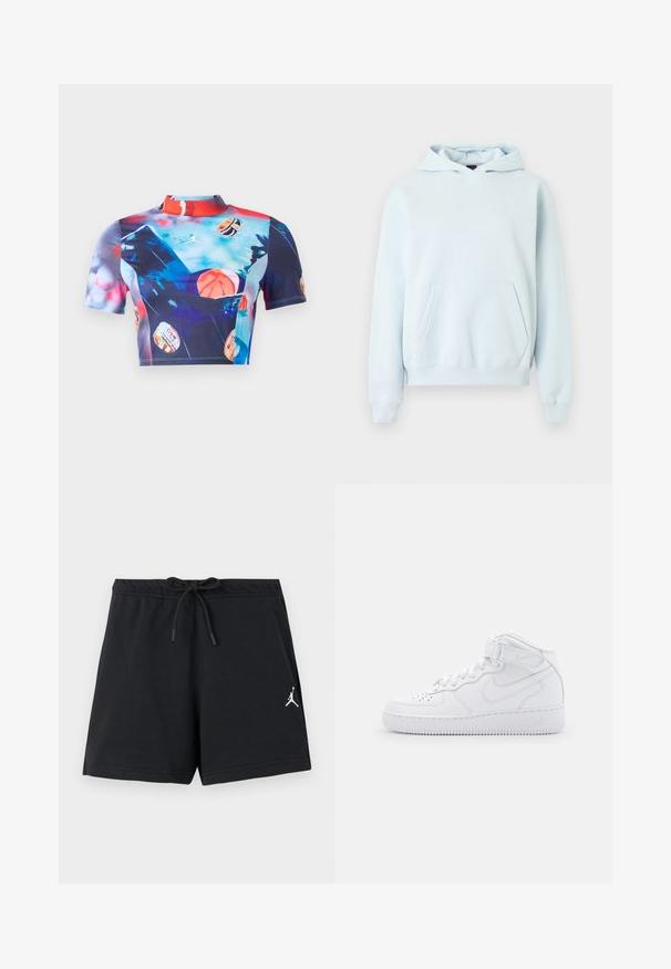 Lichtblauwe pullover-hoodie met een voorzak in kangoeroestijl, geribbelde manchetten en zoom, en een klein, subtiel logo op de linkerborst.; Korte mouw cropped top van rekbare, gladde stof met een levendige meerkleurige print met basketbalmotieven en een ontwerp met hoge kraag.; Zwarte sportkorte broek met trekkoord in de taille en een klein wit Jumpman-logo op het linkerbeen.; Witte hoge sneakers van leer met een gevoerde kraag, geperforeerde neus, veters en een verstelbare enkelband; logo op de zijkant.