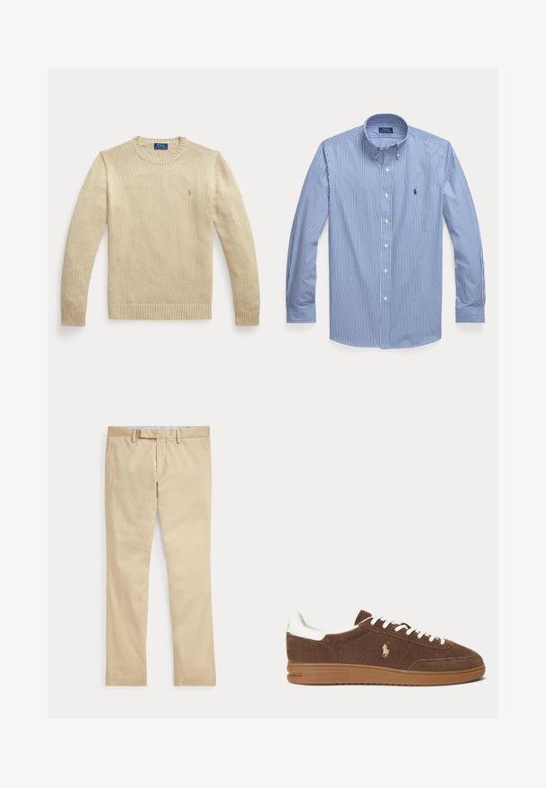 Beige lange mouwen gebreide trui met ronde hals, geribbelde boorden en zoom, met een klein geborduurd Polo Ralph Lauren-logo op de borst.; Blauw-wit verticaal gestreept overhemd met lange mouwen, knopen, kraag en klein geborduurd logo op de linkerborst.; Beige broek met rechte pijpen, ceintuurlussen en een voorrits, plat gelegd tegen een witte achtergrond.; Bruine suède sneaker met witte veters en hiel, rubberen zool en gouden Ralph Lauren paardenlogo op de zijkant.