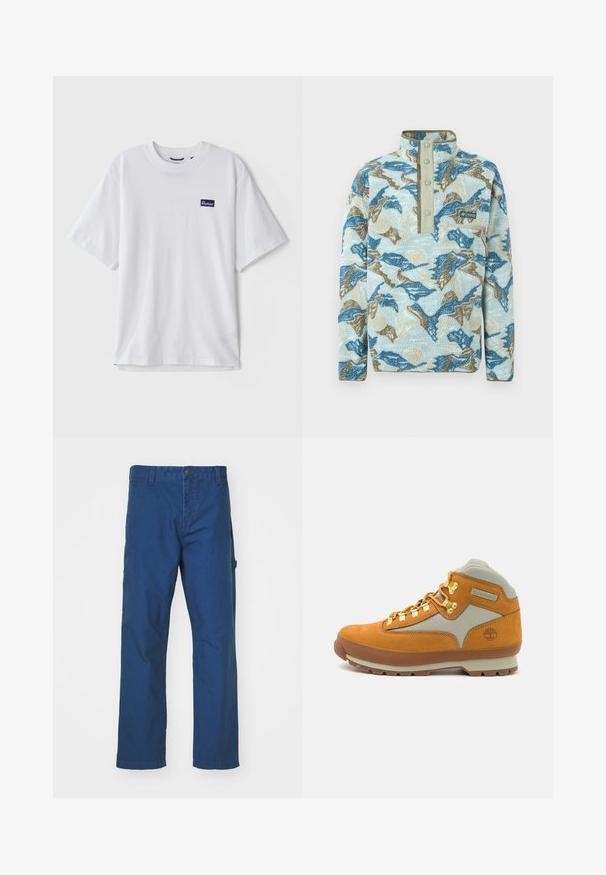 Fleecový pulóver s abstraktným vzorom hôr v modrej, béžovej a krémovej farbe, zapínaný na patentky, s náprsným vreckom so zipsom a logom Columbia Sportswear.; Biely bavlnený tričko s okrúhlym výstrihom, krátkymi rukávmi a námornícky modrým obdĺžnikovým logom na ľavej strane hrudníka.; Modré bavlnené nohavice z twillu s rovnými nohavicami, vybavené gombíkovým zapínaním a bočnými vreckami. Hladká textúra, žiadne viditeľné vzory alebo akcenty.; Hnedé semišové turistické topánky s svetlošedými textilnými panelmi, zlatými očkami, gumovou podrážkou a embosovaným logom Timberland na päte.