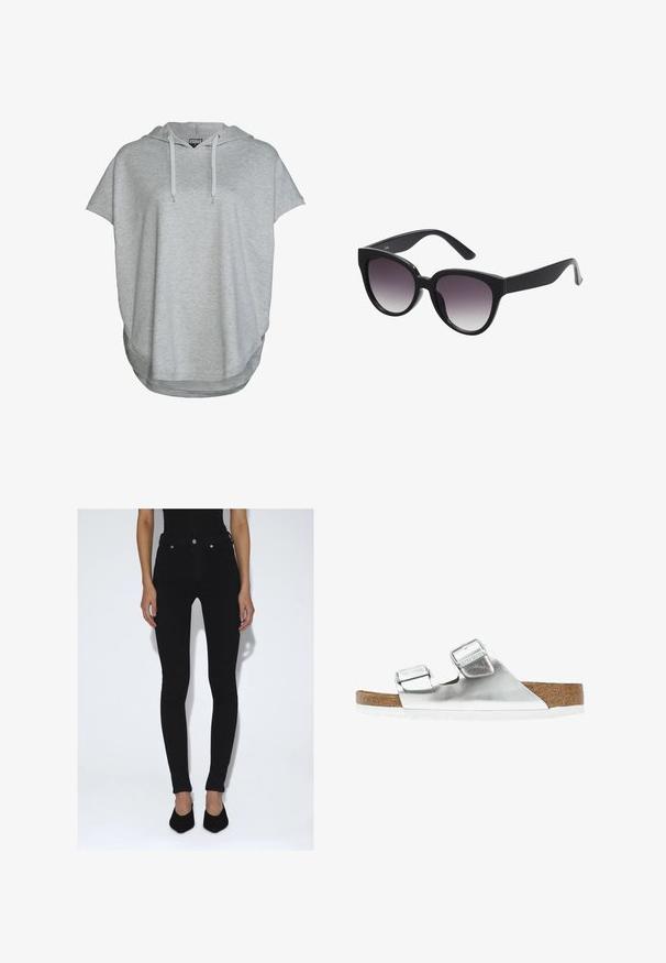 Lichtgrijze hoodie met korte mouwen van sweatstof, voorzien van een trekkoord in de capuchon en een licht gebogen zoom voor een comfortabele pasvorm.; Persoon die zwarte skinny jeans met hoge taille en zwarte puntige pumps draagt, staand tegen een effen witte achtergrond.; Zilveren metallic sandaal met twee verstelbare banden, kurken voetbed en witte zool. Gladde bovenkant met een glanzende afwerking.; Zwarte cat-eye zonnebril met grijs verlooplenzen. Dikke, glanzende kunststof montuur en taps toelopende armen. Geen zichtbare merknaam of versieringen.