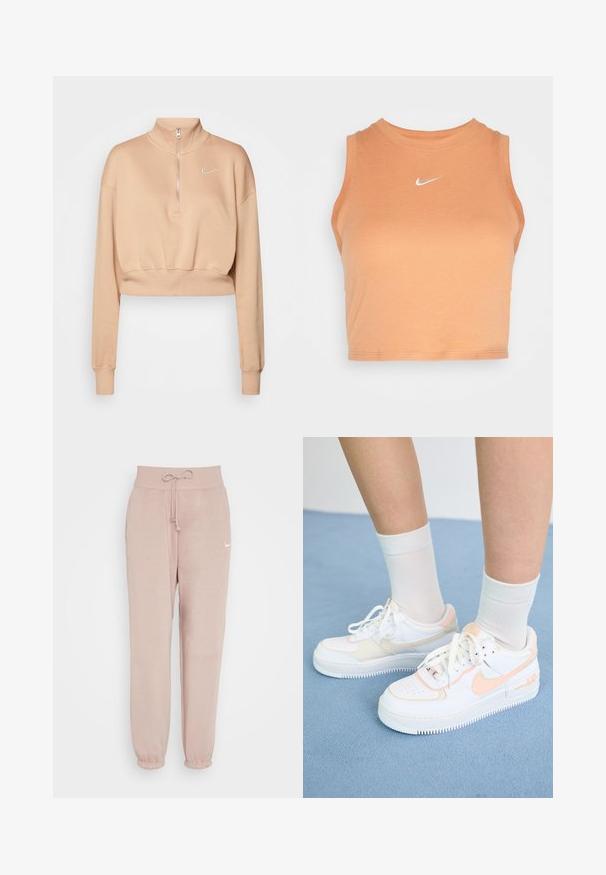 Nike Sportswear Sweater - hemp/sail; Nike Sportswear TANK - Top - amber brown/sail; Nike Sportswear W PHNX FLC HR OS - Trainingsbroek - diffused taupe/sail; Witte sneakers met perzikkleurige accenten, glad leren bovenwerk, geperforeerde neus, textuurzool en veters. Draag ze met witte crew-sokken op een blauwe ondergrond.