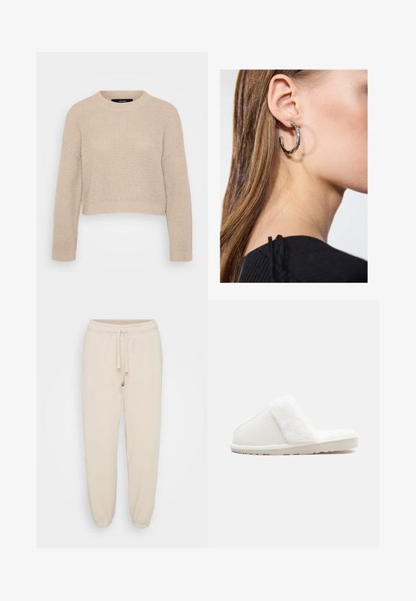 Beige striktrøje med rund halsudskæring, drop shoulder-design og ribbede kanter. Struktureret stof og cropped længde.; Beige bomuldssweatpants med elastisk talje, snoretræk og elastiske manchetter, præsenteret på en neutral hvid baggrund.; Hvid tøffel med en blød imitation pels-strop, filt overdel, polstret sål og en struktureret gummibund for godt greb. Enkel, afrundet design.; Sølv hoop ørestik med en poleret overflade, prydet med små guld accenter og en rund form, båret på øreflippen.