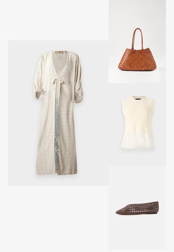 Hihaton neulepaita vaaleassa sävyssä, jossa on teksturoitu vartalo ja pehmeä, pörröinen helma. Kaula-aukko on pyöreä ja siinä on ribbausdetailia.; Silkkinen, kermaisesti kimono-tyylinen aamutakki, jossa on syvä V-kaula-aukko, sidottu vyötärö ja puffitakit. Sisällä on upea teal-värinen koristeellinen kuosi.; Ruskea litteä kenkä, jossa on kudottu avoin kuvio ja suljettu pyöreä kärki, esitetty sivusta vaalealla taustalla.; DRAGON DIFFUSION SANTA CROCE BIG - Käsilaukku - tan