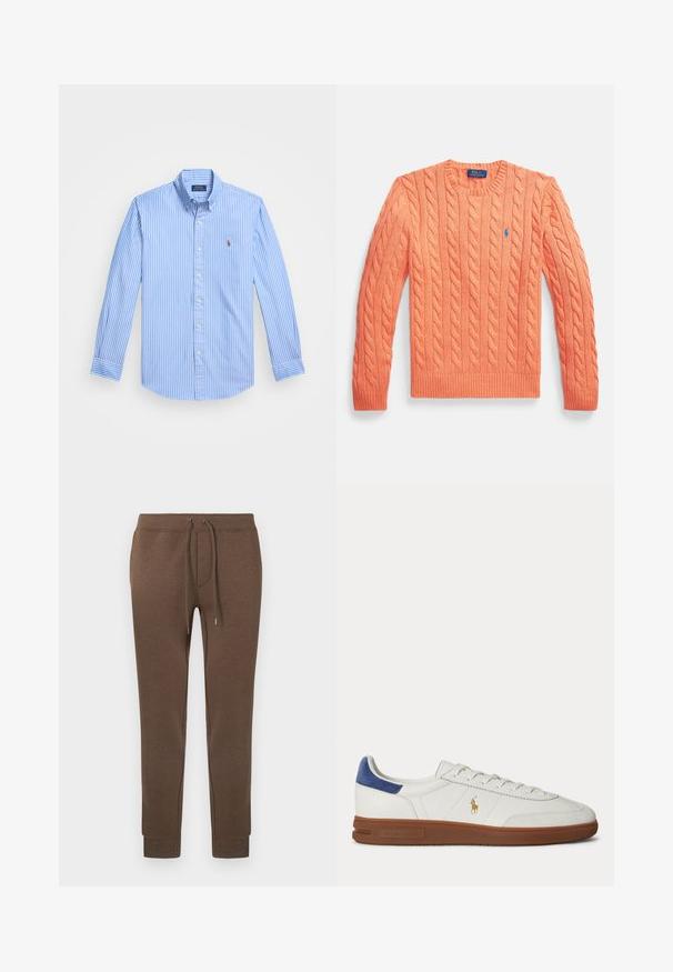 Oranje kabelgebreide trui met lange mouwen, ronde hals, geribbelde manchetten en zoom, met een klein blauw Polo Ralph Lauren-logo op de borst.; Blauwe en witte gestreepte lange mouwen overhemd met een puntige kraag en logo-embleem op de borst. Katoenen stof met een gladde textuur.; Bruine trainingsbroek van zacht, rekbaar materiaal met een elastische tailleband, trekkoord en geribbelde boorden. Klein logo linksboven.; Witte lage sneaker met bruine zool, blauwe hieltab, veters en gouden Polo Ralph Lauren-logo aan de zijkant.