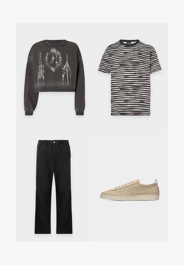 Grijze cropped sweatshirt met een getextureerde afwerking, voorzien van een wit grafisch ontwerp van sierlijke gebouwen en een klok in het midden.; Zwart-wit gestreept T-shirt met een ronde hals, korte mouwen en een zachte textuur. Heeft afwisselend dikke en dunne strepen.; Zwarte katoenen broek met een elastische tailleband, voorzien van een recht model, een gladde textuur en zonder zichtbare accenten of patronen.; Beige lage sneaker met bovenwerk van stof en suède, witte veters, rubberen zool en een lus aan de hiel, afgebeeld in zijaanzicht op een witte achtergrond.