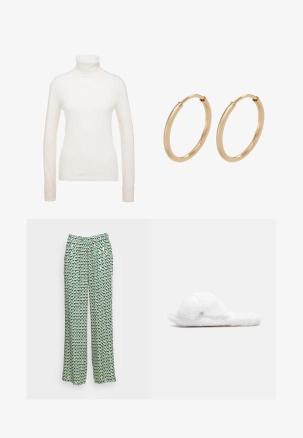 FTC Cashmere Strickpullover - pristine white; Bedruckte weit geschnittene Hosen mit einem geometrischen Muster aus grünen, blauen und marineblauen Dreiecken auf einem cremefarbenen Hintergrund. Elastischer Bund.; Weiße Plüschhausschuhe mit einer weichen, fellartigen Textur, konturiertem Design und offenem Rückenteil. Flache Sohle für den Innenbereich. Keine sichtbaren Muster oder Akzente.; Goldene Creolen mit einer glatten, polierten Oberfläche. Abgerundete Form, mittlere Größe, ausgestattet mit einem sicheren Verschlussmechanismus.