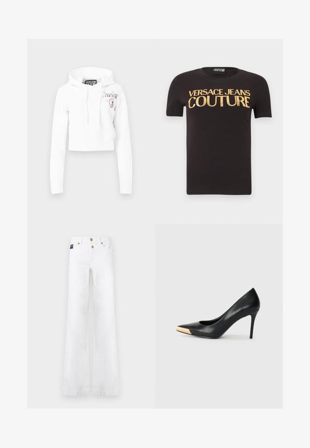 Hvid cropped hættetrøje med lange ærmer, snøre i hætten og lyserødt "Versace Jeans Couture"-logo med stjerner og medusa-emblem på brystet.; Sort kortærmet t-shirt med "Versace Jeans Couture" skrevet med store guld bogstaver på brystet, rund halsudskæring og stofmærke indeni.; Hvide vidde jeans med forlommer, bæltestropper og guldknapper på en ensfarvet baggrund.; Sort læder stiletter med spids tå; har et metalisk guldakcent på tåkapperne. Glat overflade med et strømlinet design.
